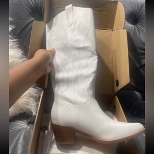 White Cowgirl Boots (7.5)